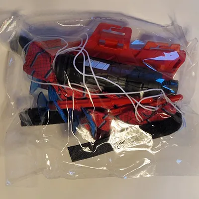 Mănușă cu mecanism de declanșare și săgeți de aspirație. Produs vândut online, în special prin intermediul Shein (identificator unic: sl25060350202153043).