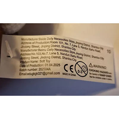 Jucărie moale în formă de capybara cu o eșarfă, o pălărie de Crăciun și un breloc. Produs vândut online, în special prin intermediul SHEIN (Identificator unic: sl25090928921762626).