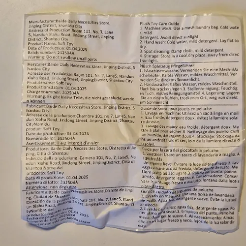 Jucărie moale în formă de capybara cu o eșarfă, o pălărie de Crăciun și un breloc. Produs vândut online, în special prin intermediul SHEIN (Identificator unic: sl25090928921762626).
