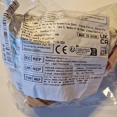 Jucărie moale în formă de capybara cu o eșarfă, o pălărie de Crăciun și un breloc. Produs vândut online, în special prin intermediul SHEIN (Identificator unic: sl25090928921762626).