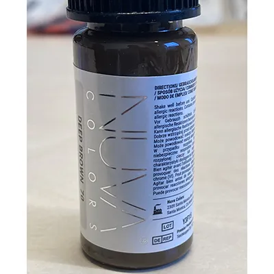 Amestec pentru machiaj permanent într-o sticlă de plastic cu capac negru, 15 ml. Produs vândut online, în special prin intermediul www.kwadron.pl