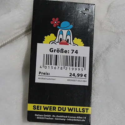 Costum panda alb-negru, destinat copiilor, 850 mm lungime și 380 mm lățime. Mărimea 74. Fabricat din 100% poliester. Produs vândut online, în special prin intermediul www.deiters.de.