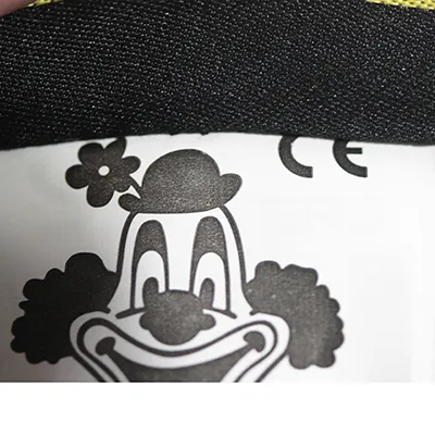 Costum panda alb-negru, destinat copiilor, 850 mm lungime și 380 mm lățime. Mărimea 74. Fabricat din 100% poliester. Produs vândut online, în special prin intermediul www.deiters.de.