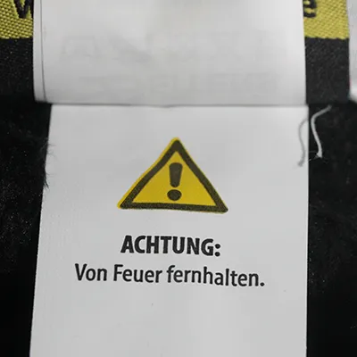 Costum panda alb-negru, destinat copiilor, 850 mm lungime și 380 mm lățime. Mărimea 74. Fabricat din 100% poliester. Produs vândut online, în special prin intermediul www.deiters.de.
