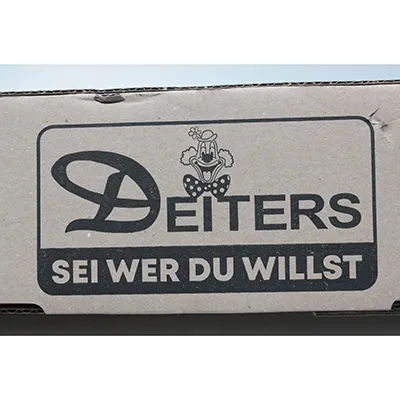 Costum panda alb-negru, destinat copiilor, 850 mm lungime și 380 mm lățime. Mărimea 74. Fabricat din 100% poliester. Produs vândut online, în special prin intermediul www.deiters.de.