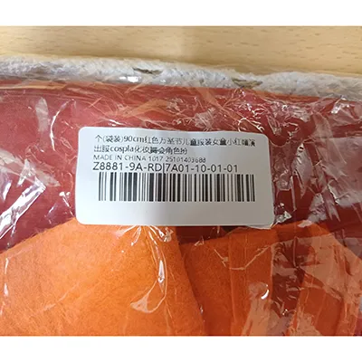 Costumul Little Red Riding Hood este compus dintr-o bentiță roșie, o geantă în formă de dovleac, un șorț alb, o rochie albă, neagră și roșie și o pelerină roșie cu glugă. Produs vândut online, în special prin intermediul TikTok.