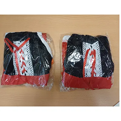 Costumul Little Red Riding Hood este compus dintr-o bentiță roșie, o geantă în formă de dovleac, un șorț alb, o rochie albă, neagră și roșie și o pelerină roșie cu glugă. Produs vândut online, în special prin intermediul TikTok.