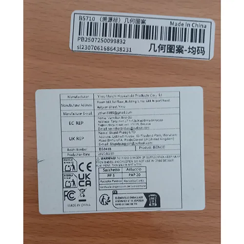 Un puzzle din lemn multicolor, format din 16 piese diferite. Produs vândut online, în special prin intermediul Shein.