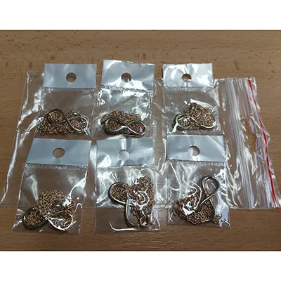 Colier de culoare aurie, lung de 490 mm, cu un pandantiv infinit de culoare aurie care măsoară 31x13 mm. Produs vândut online, în special prin eshop.drevotok.sk.