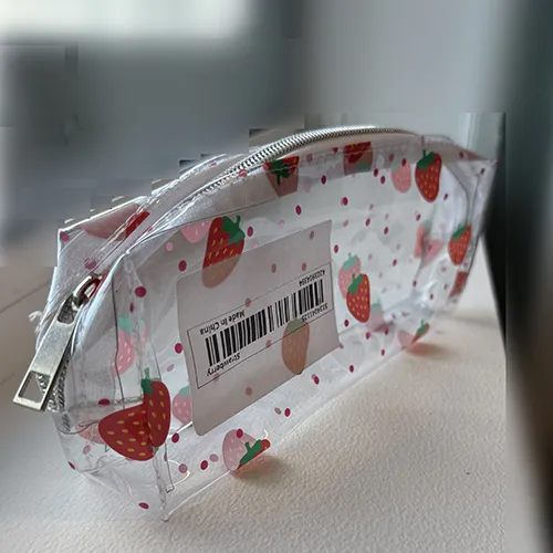Carcasă creion transparentă din PVC cu imprimeuri de căpșuni. Produs vândut online, în special prin intermediul Temu.