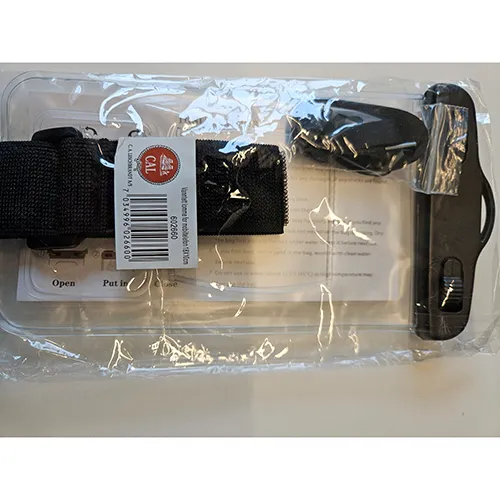 Geantă de telefon mobil transparentă, impermeabilă, cu curele negre. Produs vândut online, în special prin intermediul www.cal.no și www.billigmarkedet.no.