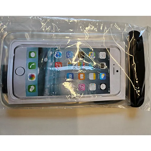Geantă de telefon mobil transparentă, impermeabilă, cu curele negre. Produs vândut online, în special prin intermediul www.cal.no și www.billigmarkedet.no.
