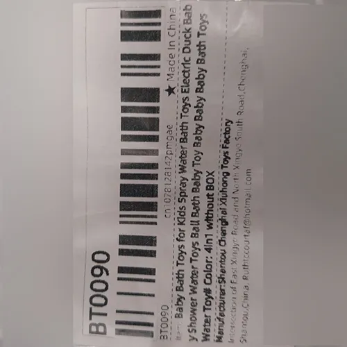 Jucărie de baie electrică sub forma unei bărci plutitoare, din plastic rigid. Jucăria cuprinde o bază de ambarcațiune care încorporează un sistem cu jet alimentat cu baterii, trei figurine de rață care pot fi poziționate pe ambarcațiune, un modul de „duș” constând dintr-o rață conectată printr-un furtun rigid la un cap de duș. O ceașcă de aspirație este furnizată nemontată și slăbită, precum și un manual de instrucțiuni.