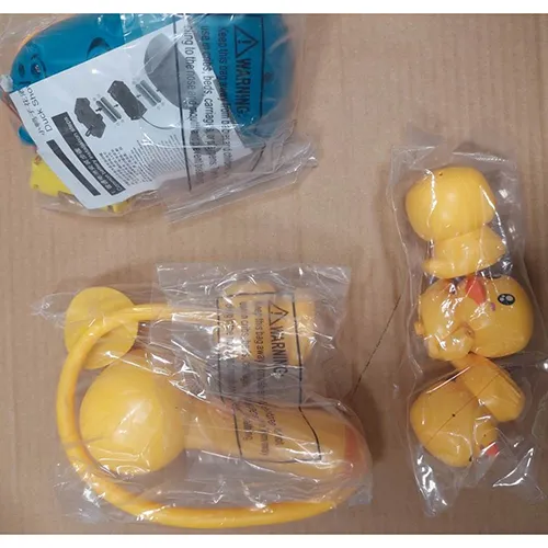 Jucărie de baie electrică sub forma unei bărci plutitoare, din plastic rigid. Jucăria cuprinde o bază de ambarcațiune care încorporează un sistem cu jet alimentat cu baterii, trei figurine de rață care pot fi poziționate pe ambarcațiune, un modul de „duș” constând dintr-o rață conectată printr-un furtun rigid la un cap de duș. O ceașcă de aspirație este furnizată nemontată și slăbită, precum și un manual de instrucțiuni.