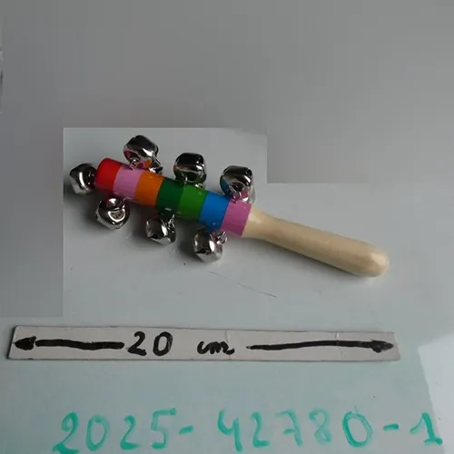 Zornăitoare de jucărie din lemn cu clopote metalice, vopsite în diferite culori și lăcuite. Produs vândut online, în special prin intermediul www.les-jeux-montessori.com.