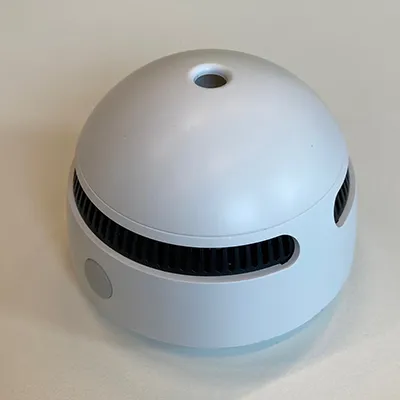 Detector de fum rotund alb și negru. Produs vândut online, în special prin intermediul Shein (identificator unic de produs: sr25090201121913177).