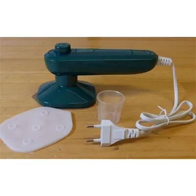 Mini mașină de călcat portabilă agățată. Produs vândut online, în special prin intermediul Aliexpress (identificator unic de produs: 1005009043222389).
