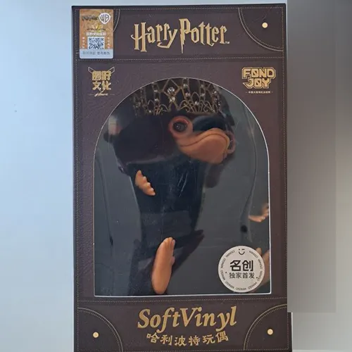 Jucărie moale, în formă de creatură Niffler, cu o coroană aurie și un colier cu mărgele. Produs vândut online, în special prin intermediul Shein.
