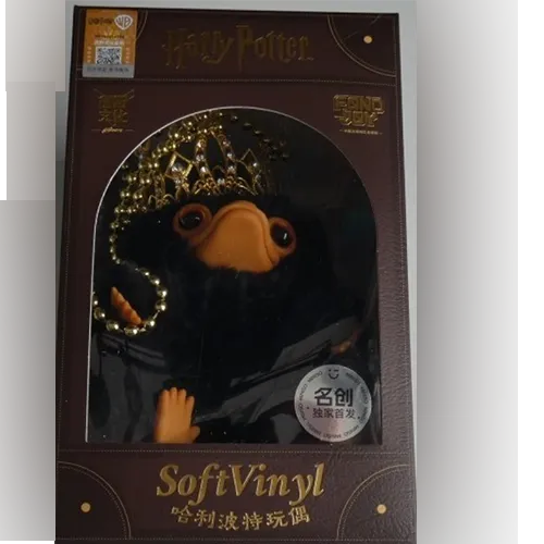 Jucărie moale, în formă de creatură Niffler, cu o coroană aurie și un colier cu mărgele. Produs vândut online, în special prin intermediul Shein.