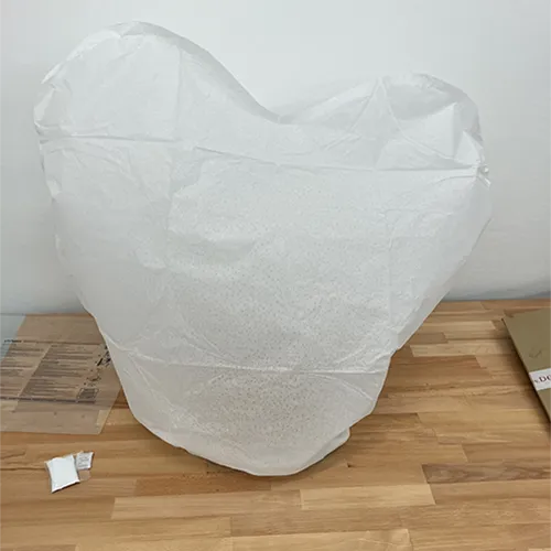 Lanternă albă. Combustibilul pentru flacăra care încălzește aerul poate fi solid, lichid sau gazos. Dimensiuni: 38 x 70 x 102 cm. Produs vândut online, în special prin intermediul www.derhochze