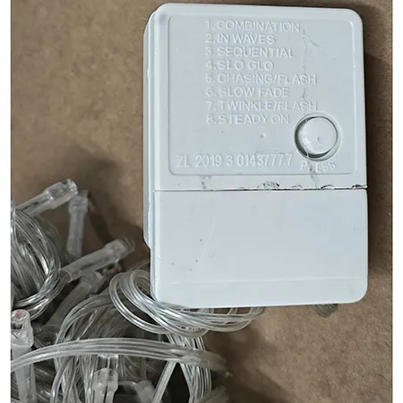 Lanț de iluminat care conține surse de lumină cu LED-uri neînlocuibile. Produsul include un dispozitiv pentru schimbarea modurilor de iluminare.