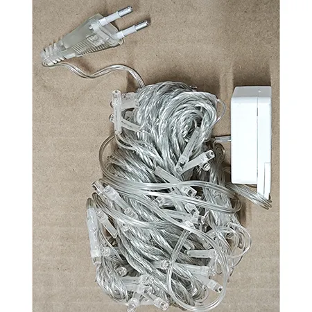 Lanț de iluminat care conține surse de lumină cu LED-uri neînlocuibile. Produsul include un dispozitiv pentru schimbarea modurilor de iluminare.