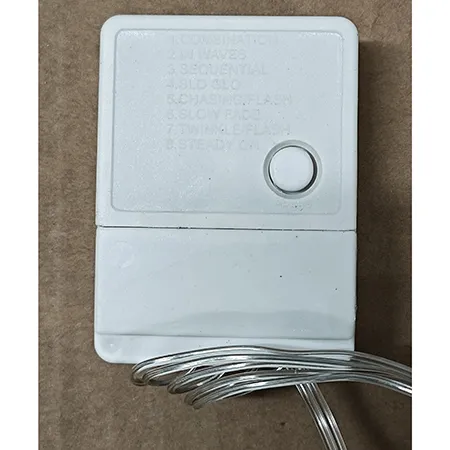 Lanț de iluminat destinat interconectării, care conține lămpi cu LED-uri neînlocuibile și un dispozitiv pentru schimbarea modurilor de iluminare.