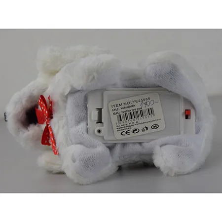 O jucărie moale acționată de baterie, în formă de câine, cu un arc cu buline în jurul gâtului, care latră și se târăște. Disponibil în alb sau cu buline negre sau maro.