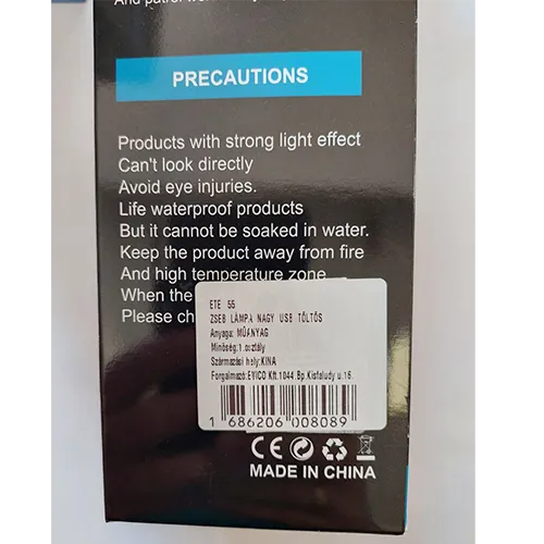 Lanternă LED cu acumulator din plastic negru, cu conector micro-USB. Butonul de apăsare încorporat permite alegerea a 3 moduri de iluminare diferite. Unele LED-uri indică nivelul de încărcare. Produsul vine cu un cablu de încărcare.