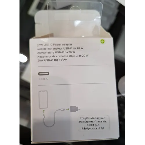 Adaptor de alimentare USB alb. Produs vândut online, în special prin intermediul szupitokok.hu.