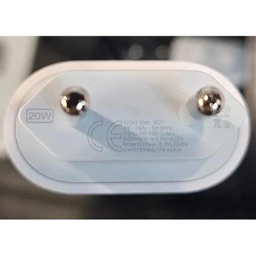 Adaptor de alimentare USB alb. Produs vândut online, în special prin intermediul szupitokok.hu.