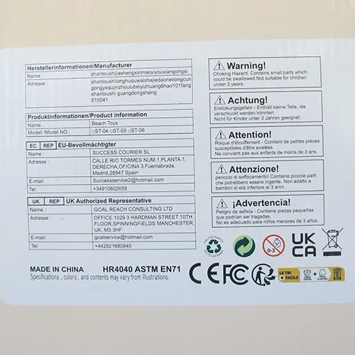 Set de jucării din plastic destinat plajei, format din 31 de părți, inclusiv o găleată pliabilă, un set de tacâmuri (cuțite, furculițe și linguri), o plasă, ochelari de soare, o cutie de udare, cinci unelte, două plăci și 17 forme. Produs vândut online, în special prin intermediul Amazon (ASIN B0DSVW25YQ).