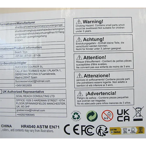 Set de jucării din plastic destinat plajei, format din 31 de părți, inclusiv o găleată pliabilă, un set de tacâmuri (cuțite, furculițe și linguri), o plasă, ochelari de soare, o cutie de udare, cinci unelte, două plăci și 17 forme. Produs vândut online, în special prin intermediul Amazon (ASIN B0DSVW25YQ).