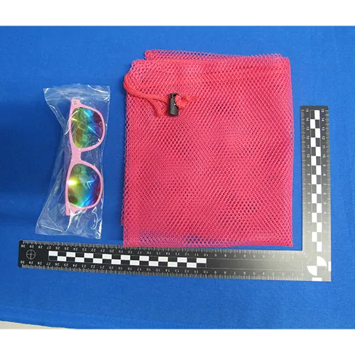 Set de jucării din plastic destinat plajei, format din 31 de părți, inclusiv o găleată pliabilă, un set de tacâmuri (cuțite, furculițe și linguri), o plasă, ochelari de soare, o cutie de udare, cinci unelte, două plăci și 17 forme. Produs vândut online, în special prin intermediul Amazon (ASIN B0DSVW25YQ).