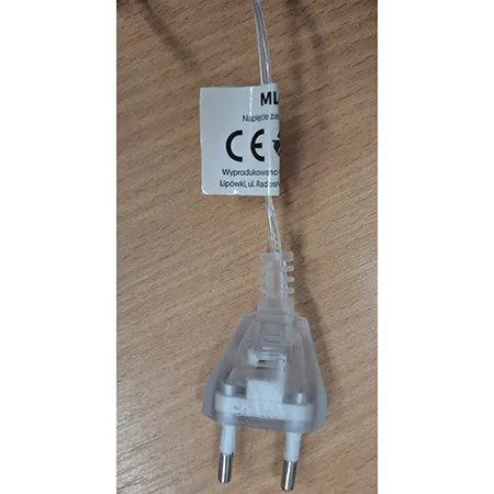 Lanț de iluminat destinat interconectării, care conține lămpi cu LED-uri neînlocuibile și un dispozitiv pentru schimbarea modurilor de iluminare. Produs vândut online, în special prin satelity.ellano.sk.