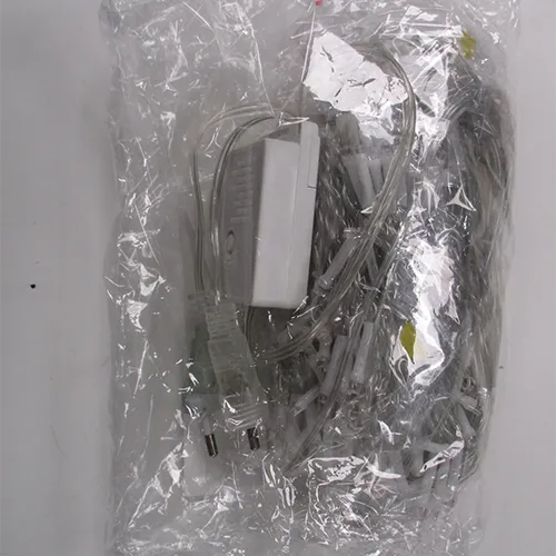 Lanț de iluminat cu descrierea comercială: 3x2 lumini mari de perdea - alb cald. Produs vândut online, în special prin intermediul AliExpress (identificatori unici de produs: 1005005492407907, 12000033434560208).