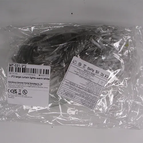 Lanț de iluminat cu descrierea comercială: 3x2 lumini mari de perdea - alb cald. Produs vândut online, în special prin intermediul AliExpress (identificatori unici de produs: 1005005492407907, 12000033434560208).