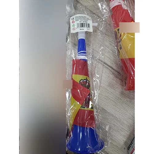 Jucărie de plastic în formă de corn albastru cu o piesă bucală albă.