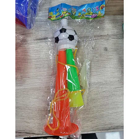 Claxon de jucărie cu o piesă bucală în formă de fotbal și trei ieșiri de aer în diferite culori.
