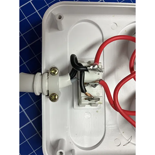 Priză multiplă cu 6 prize Schuko, un comutator de robinet roșu, 4 prize USB tip A, 2 prize USB tip C și un cablu de alimentare de 2,5 m lungime. Produs vândut online, în special prin intermediul Amazon (ASIN: B0FGD9XJGF).