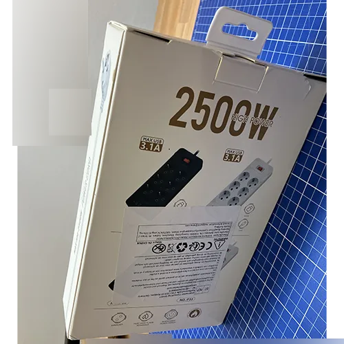 Priză multiplă cu 6 prize Schuko, un comutator de robinet roșu, 4 prize USB tip A, 2 prize USB tip C și un cablu de alimentare de 2,5 m lungime. Produs vândut online, în special prin intermediul Amazon (ASIN: B0FGD9XJGF).