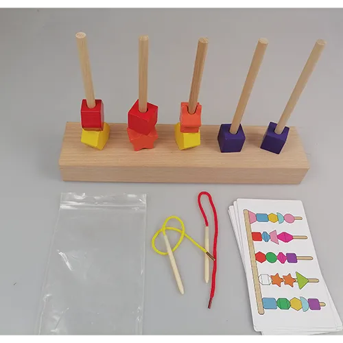 Set de jucării din lemn pentru secvențierea mărgelelor, format din forme colorate din lemn. Produs vândut online, în special prin intermediul Temu.