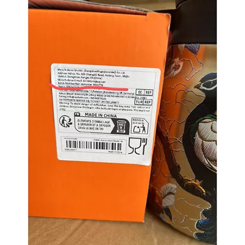 Balon de vid (cu diferite modele, de exemplu, motiv vegetal și mențiunea „La vie en rose Paris” pe corp), partea superioară neagră (capac și mâner), aproximativ 1 000 ml, filtru metalic încorporat. Produs vândut online, în special prin TEMU (identificator unic: 601100047842666).