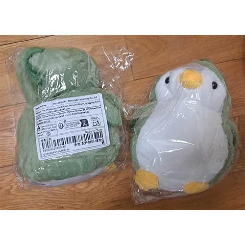 Jucărie moale sub formă de pinguin cu ochi negri. Produs vândut online, în special prin intermediul SHEIN (identificator unic: sl2408045166759776).