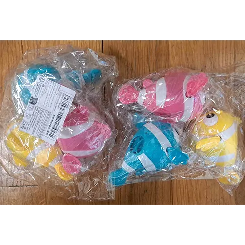 Set de 3 jucării de baie în formă de pește, cu un sistem de lichidare pentru a activa înotătoarele. Disponibil în culorile albastru, roz și galben. Produs vândut online, în special prin intermediul SHEIN (identificator unic sl250524557708518).