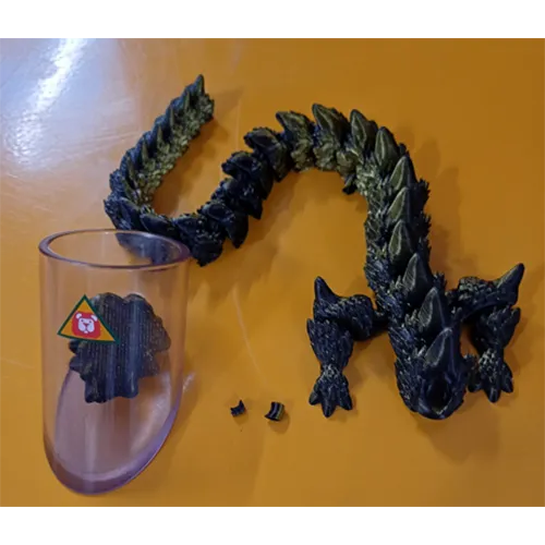 Jucărie dragon imprimată 3D, multicoloră, promovată ca ornament de birou sau jucărie fidget. Produs vândut online, în special prin intermediul eBay.