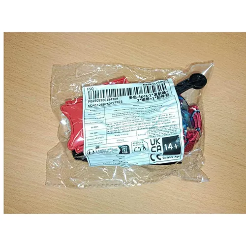 Spiderman Spiderman jucărie gyn cu lansator de web constând dintr-o mănușă, un lansator de proiectile, un fir alb, un element de fixare velcro și 3 săgeți de plastic cu cupe de aspirație.