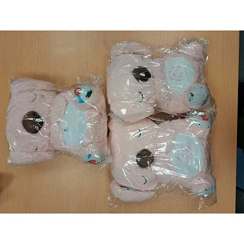 Jucărie moale în formă de koala roz, parțial umplută, care conține o componentă electrică. Jucăria face sunete și burtica sa, care este iluminată de un LED intern, se umflă și se dezumflă ca și cum ar respira atunci când întrerupătoarele situate sub fiecare picior sunt activate.