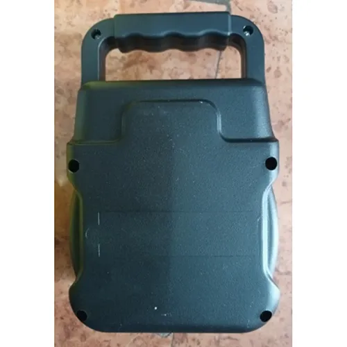 Difuzor wireless cu carcasă din plastic negru și baterie încorporată.