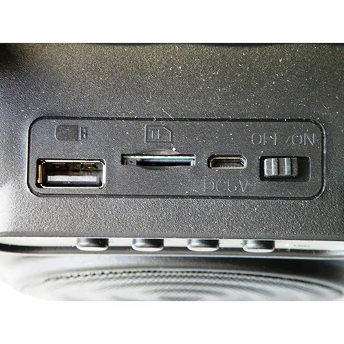 Difuzor wireless cu carcasă din plastic negru și baterie încorporată.